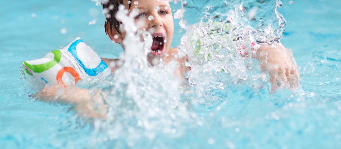 O que você precisa saber sobre como manter as crianças em segurança durante atividades na água