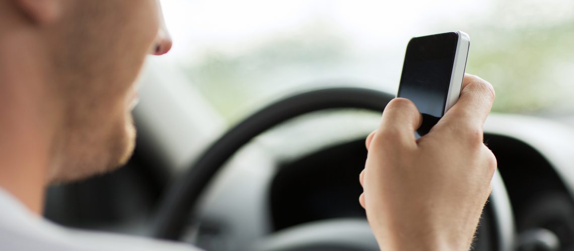 Digitar no celular ao dirigir aumenta o risco de acidente em 23 vezes